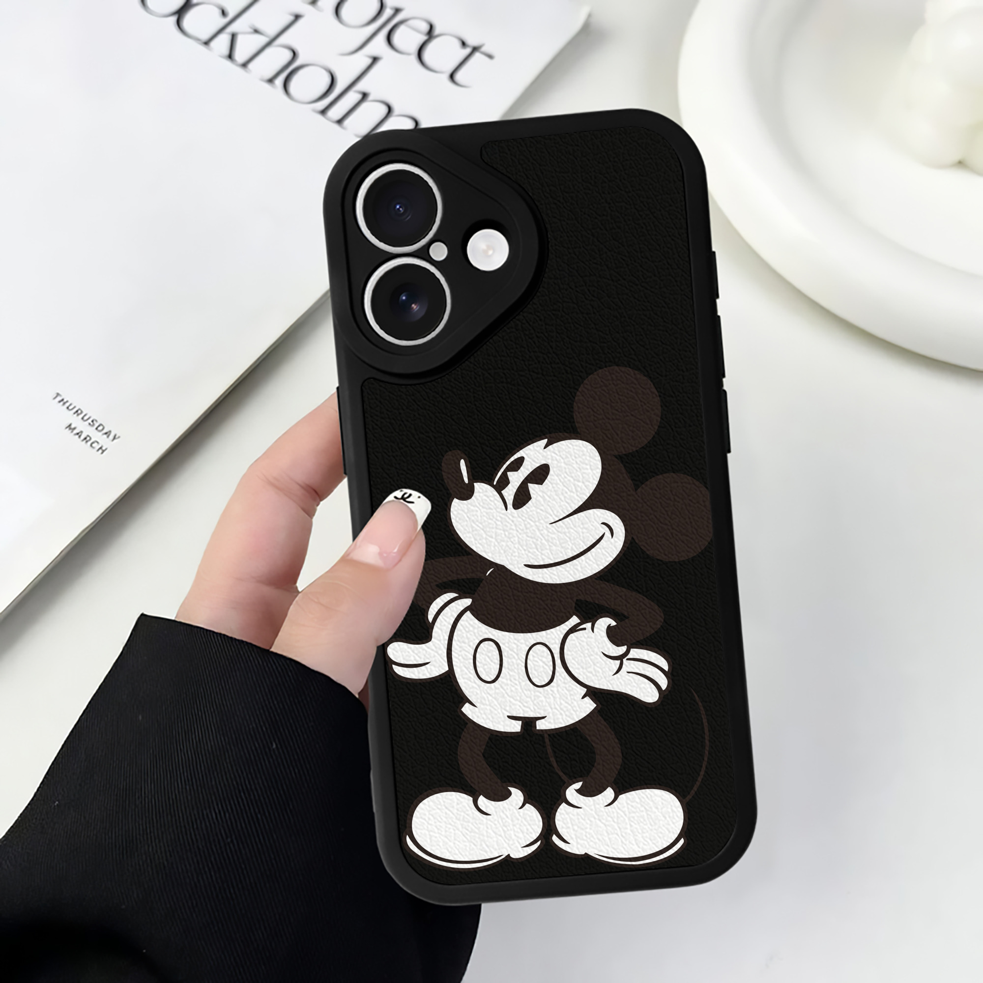 （画像用） ミッキーマウス Mickey Mouse 【iPhone 16シリーズ対応】シリコンスマホケース（レザー調） 材質：シリコン